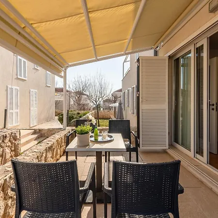 1 Bedroom Awesome In Apartment Petrčane