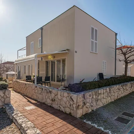 1 Bedroom Awesome In Apartment *