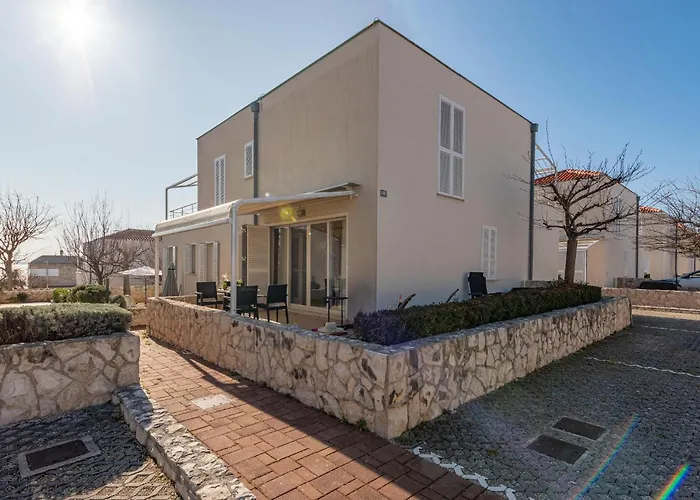 1 Bedroom Awesome In Appartement *