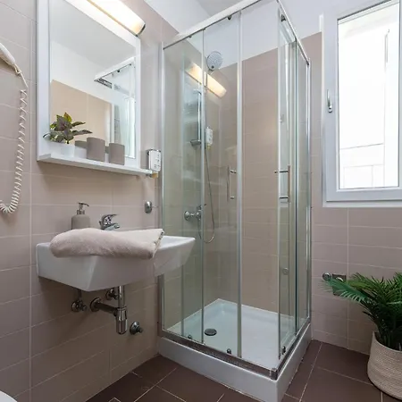 1 Bedroom Awesome In * Petrcane