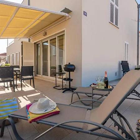 1 Bedroom Awesome In Apartment Petrcane