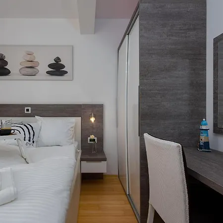 Apartment 1 Bedroom Awesome In Petrcane