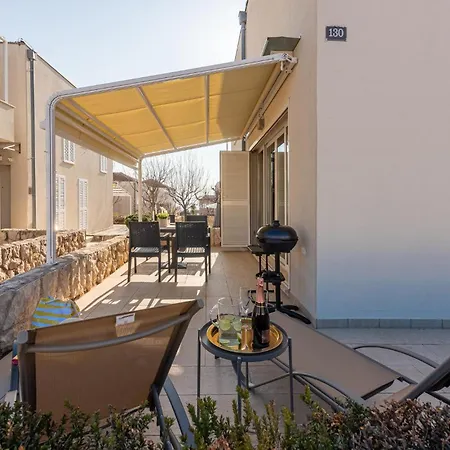 Apartment 1 Bedroom Awesome In Petrcane