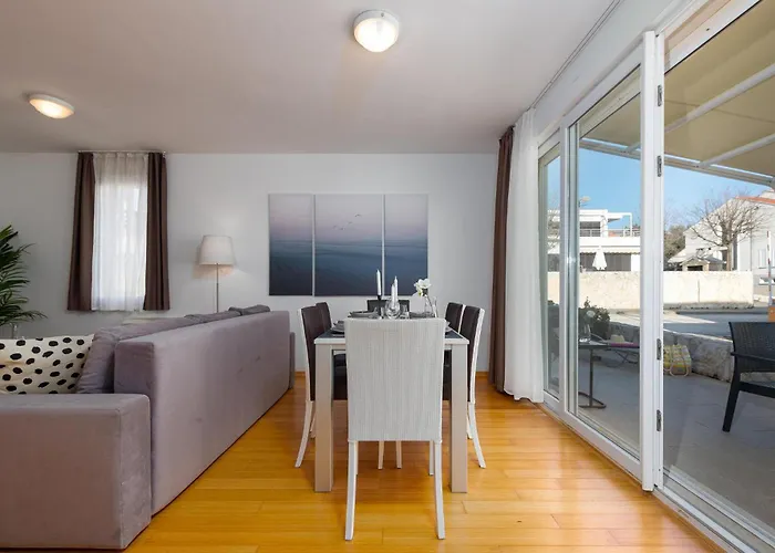 1 Bedroom Awesome In 아파트 돈제페트레케인
