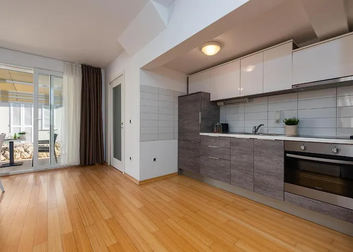 1 Bedroom Awesome In 아파트 돈제페트레케인